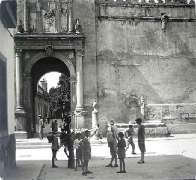 Archivo:Puerta de Santa Catalina (1930).jpg