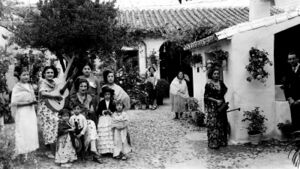 Patio en la calle Rave 1930 .jpg
