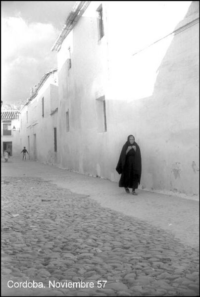 Archivo:Anciana paseando por una calla de Córdoba (1956).jpg