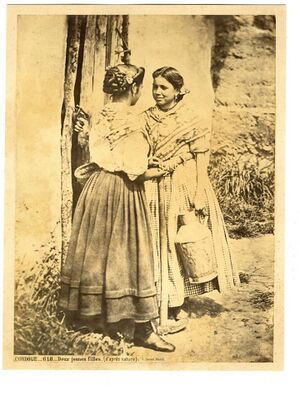 Cordobesas hablando en una puerta (1860s).jpg