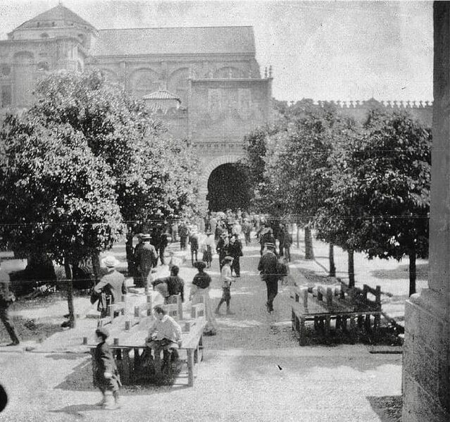 Archivo:Patio de los Naranjos de la Mezquita-Catedral hacia 1900. .jpg