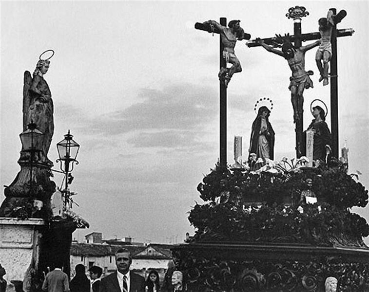 Archivo:1973-1975 Rafael Sáez Gallegos capataz del Santísimo Cristo del Amor con Dolorsa, San Juan, Dimas y Gestas.jpg