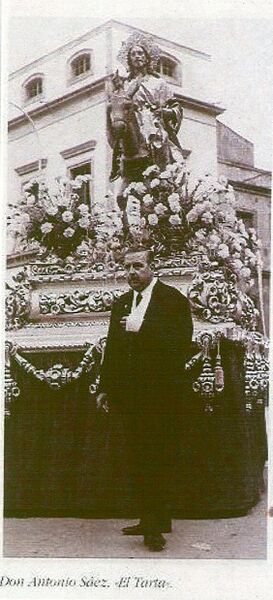 Archivo:197X Antonio Sáez Pozuelo capataz de la Entrada Triunfal.jpg