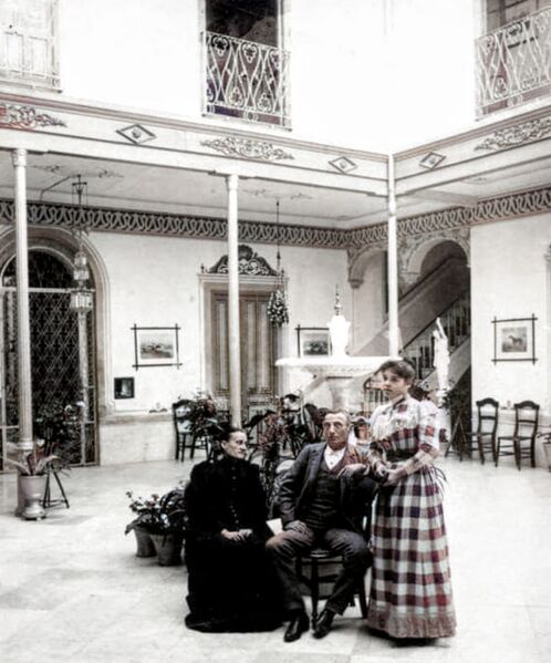 Archivo:Lagartijo en su casa patio (1893).jpg