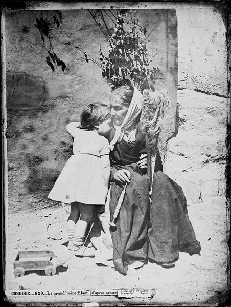 Archivo:Abuela hilando con niña de 2 años (1860s).jpg