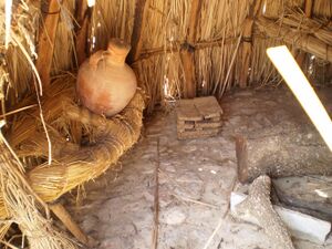 Interior del chozo.JPG