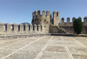 Cabra Muralla plaza alta.jpg