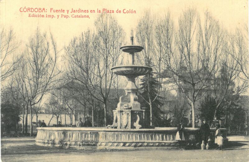 Archivo:Fuente y Jardines en la plaza de Colón.jpg