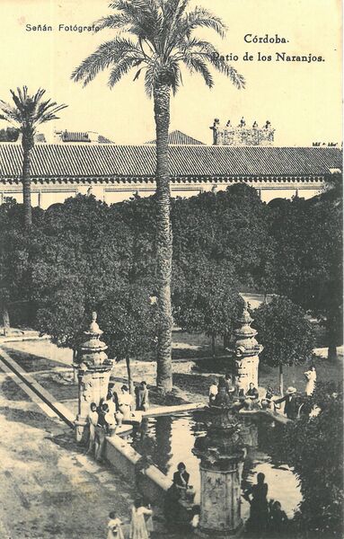 Archivo:Fuente de Santa María en el Patio de los Naranjos.jpg