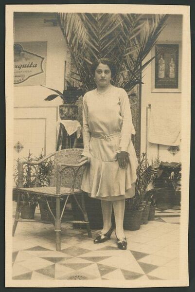 Archivo:Esposa de un tabernero. Años 1939..jpg