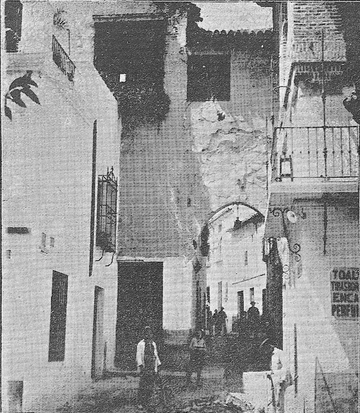 Archivo:Arco del Portillo en amenaza de ruina (1930).png