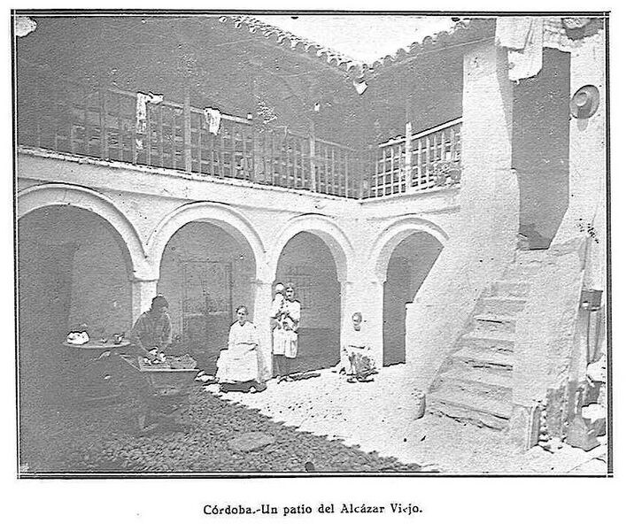 Archivo:Patío del Alcázar Viejo (Andalucía. Revista iIlustrada. Organo regional del turismo), VI, nº70, enero 1926) .jpg