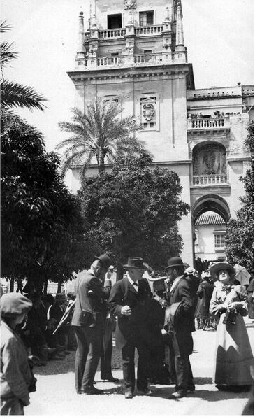 Archivo:Patio de los Naranjos hacia 1900.jpg