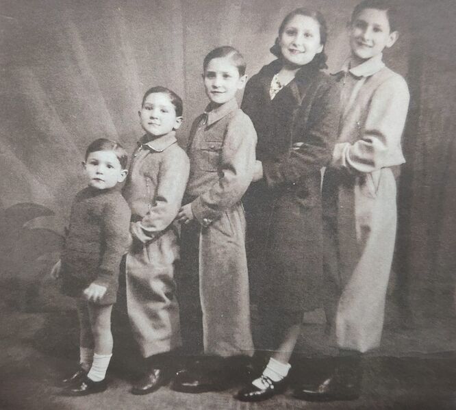 Archivo:Hermanos Gala Velasco hacia 1934.jpg