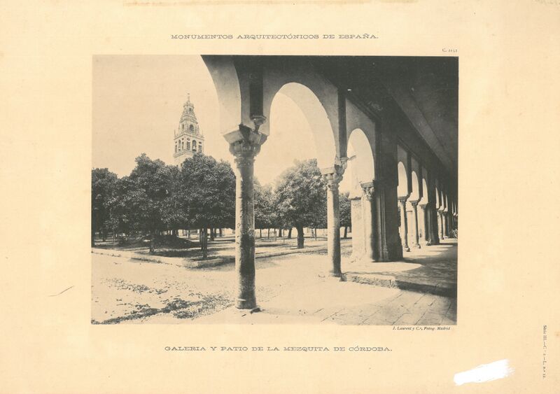 Archivo:Galería y patio de los Naranjos en la Mezquita Catedral.jpg