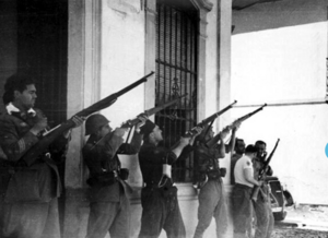 Milicianos disparando contra un avión.png