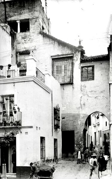 Archivo:Arco del Portillo y Muralla (1930). Roisin.jpg