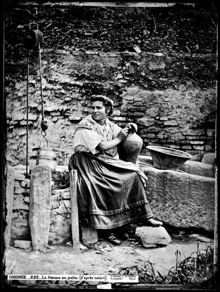 Archivo:Cordobesa en una fuente posando (1860).jpg