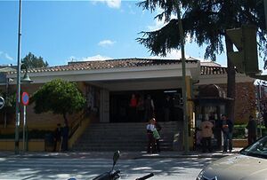 Entrada plaza Abastos Cabra.jpg