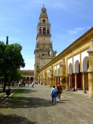 Torre de la Catedral y el patio de los Naranjos.jpg