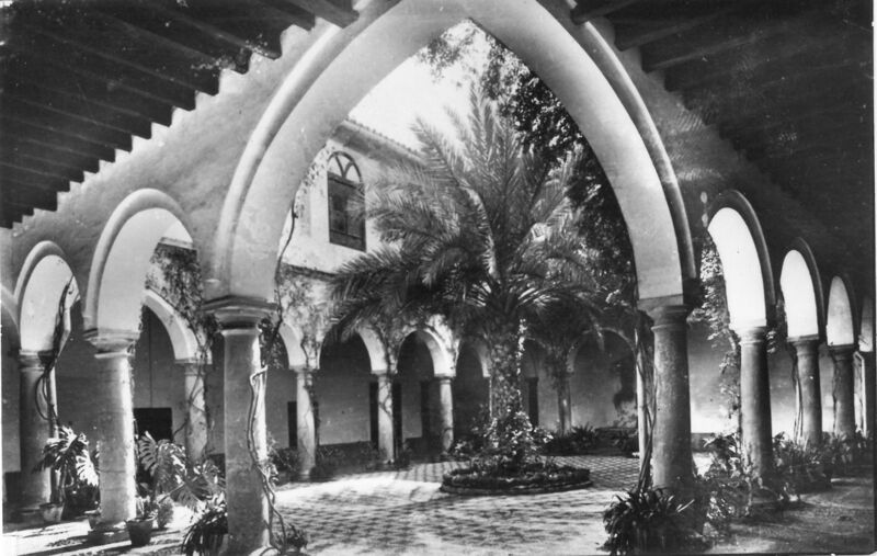 Archivo:Uno de los patios del Palacio de Viana.jpg