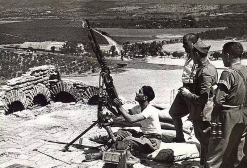 Archivo:Ametralladora en la torre del Castillo de El Carpio.png