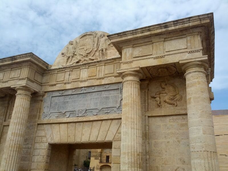 Archivo:Detalle de la puerta del Puente (1).jpg