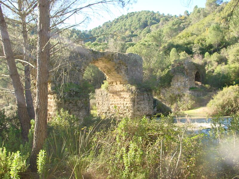 Archivo:Puente árabe sobre el río Guadiato.JPG