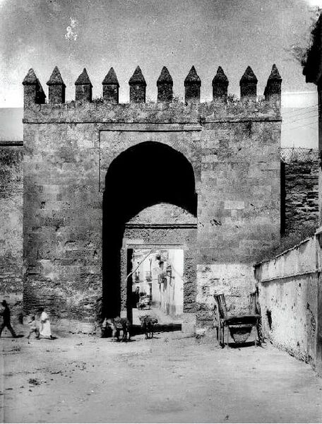 Archivo:Puerta de Almodóvar hacia 1900.jpg