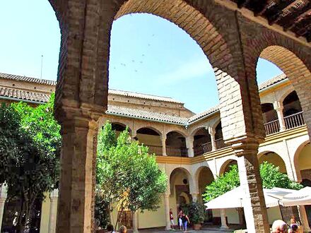 Claustro del antiguo Hospital de San Sebastián.