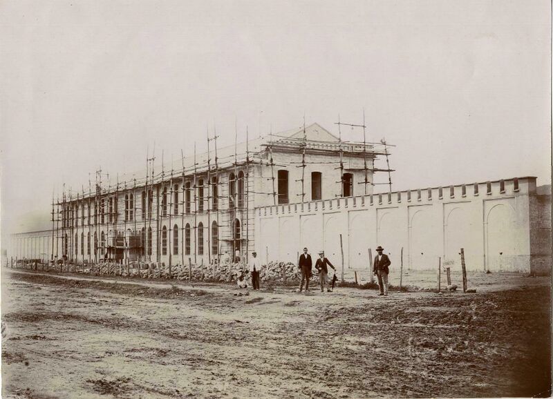 Archivo:Fachada posterior del cuartel de San Rafael en Córdoba, 1898, Biblioteca Virtual de Defensa .jpg