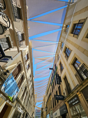 Toldos veraniegos cubriendo la calle Gondomar de Córdoba