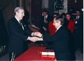 Pedro Rodríguez Cantero, delegado de la Junta de Andalucía, entrega la Fiambrera de Plata al embajador de Panamá Jaime Ford Boy