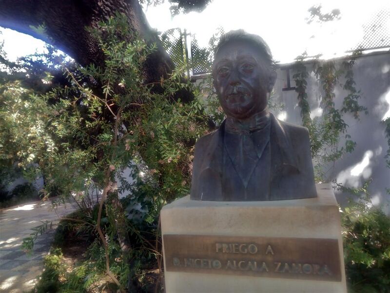 Archivo:Busto Alcalá Zamora casa natal Priego.jpg