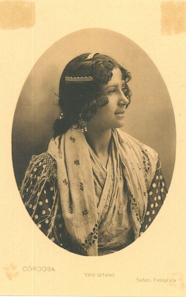 Archivo:Mujer vestida de gitana.jpg