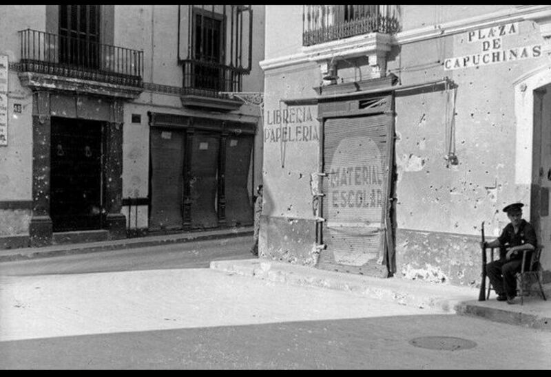 Archivo:Plaza de Capuchinas. Guerra Civil (1936).jpg