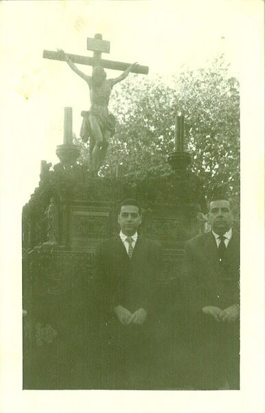 Archivo:1961 Antonio Sáez Pozuelo y Antonio Sáez Gallegos capataces del Santísimo Cristo de la Buena Muerte.jpg