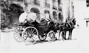 Calesa junto a la puerta del Puente (hacia 1900).jpg