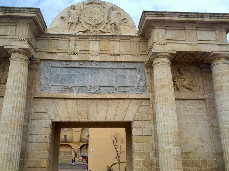 Archivo:Detalle de la puerta del Puente (2).jpg
