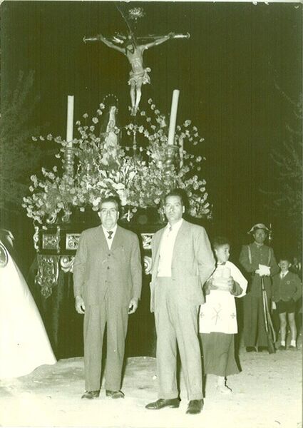 Archivo:196X Antonio Sáez Pozuelo y Manuel Sáez Gallegos capataces del Santísimo Cristo del Amor.jpg