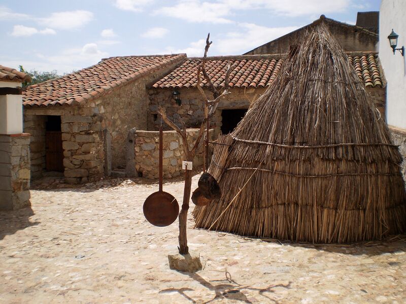 Archivo:Corral y cuadras.JPG
