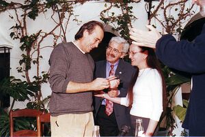 Joan Manuel Serrat recibe la Fiambrera de Plata.jpg