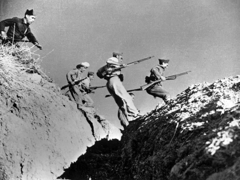Archivo:Milicianos en Espejo saltando por una trinchera (1936).png