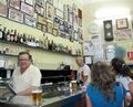 Manuel Carrasco y Manuel Martínez tras la barra de bar (2007)