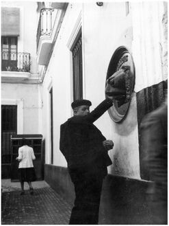 Depositando una carta en el buzón de Correos en 1941.