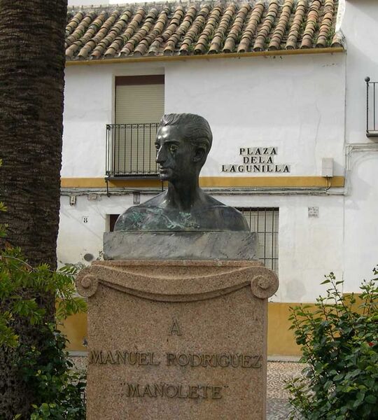 Archivo:Busto de Manolete en la plaza de la Lagunilla.jpg