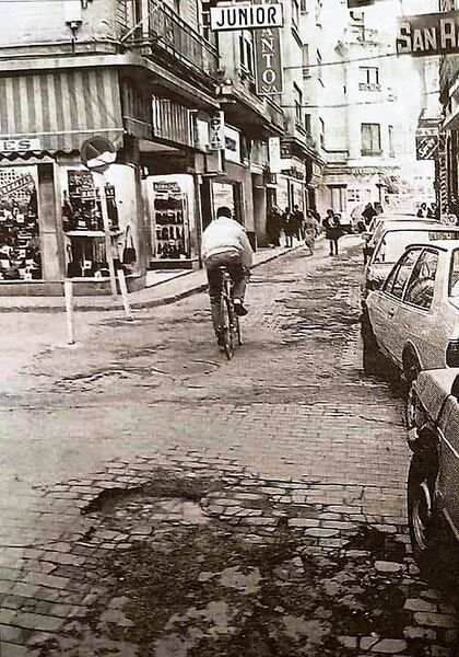 Archivo:Calle Duque de Hornachuelos (años 90).jpg