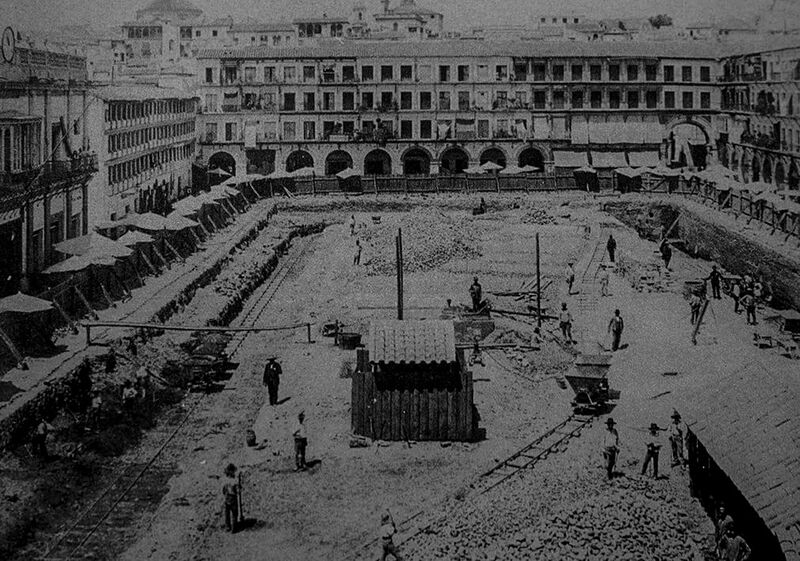 Archivo:Plaza de la Corredera en 1893.jpg