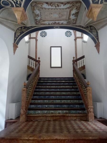 Archivo:Escalera ppal palacio condes Sta Ana Lucena.jpg