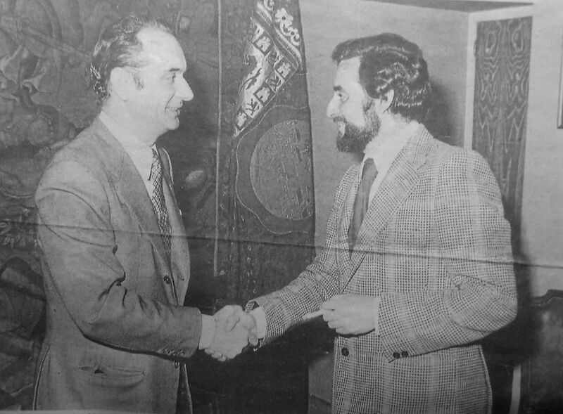 Archivo:Antonio Alarcón y Julio Anguita (1979).jpg